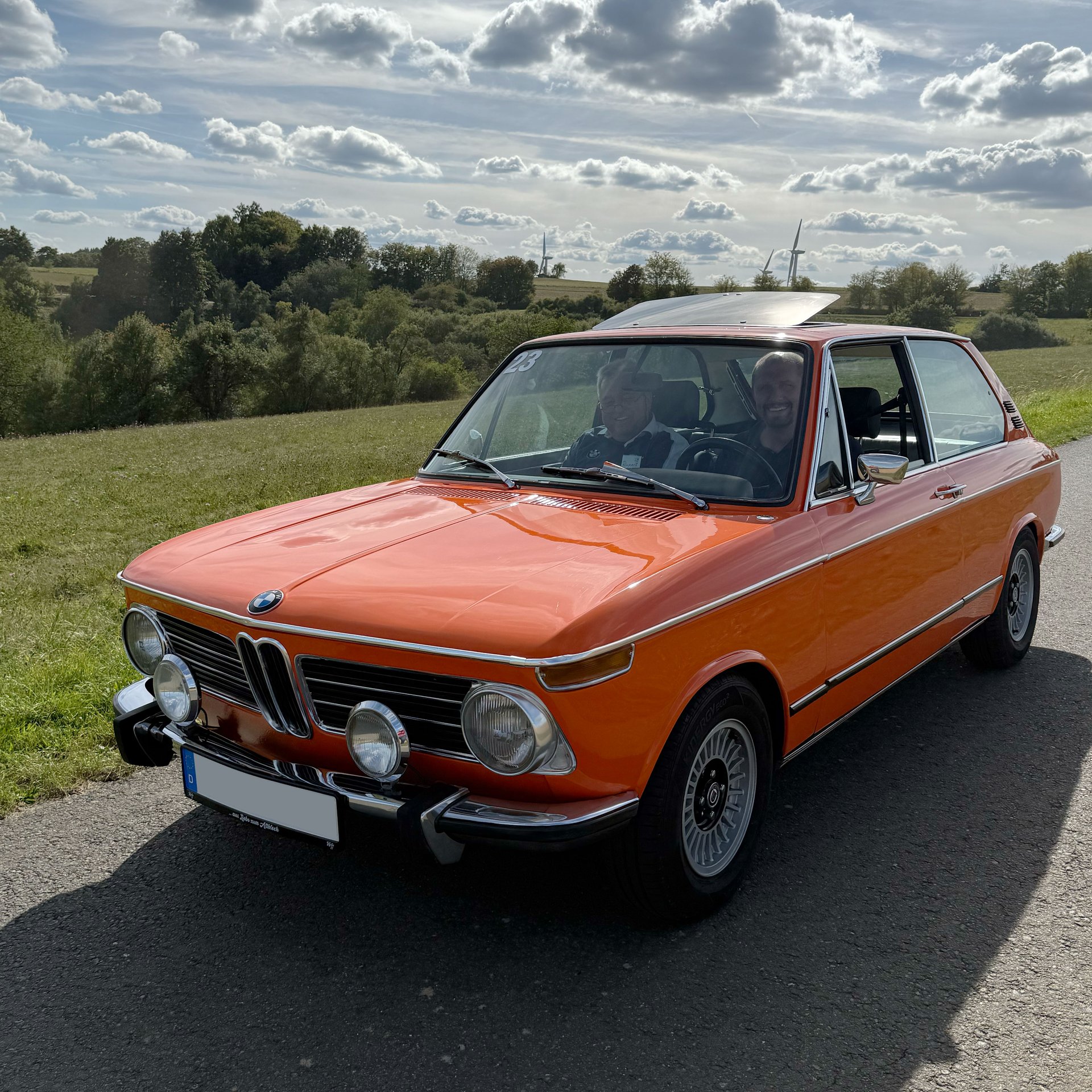 BMW 2002 in auffallend orangener Lackerierung auf der Oldtimerrallye.