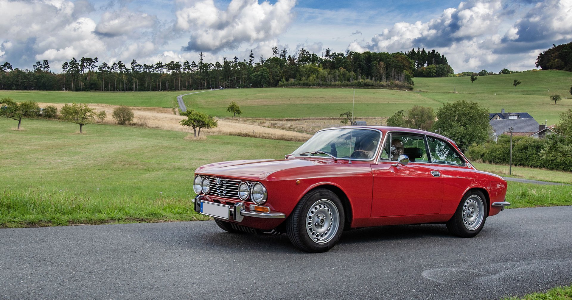 Ein roter Alfa Romeo auf dem Weg zum Zwischenziel der Oldtimerrallye im Taunus.