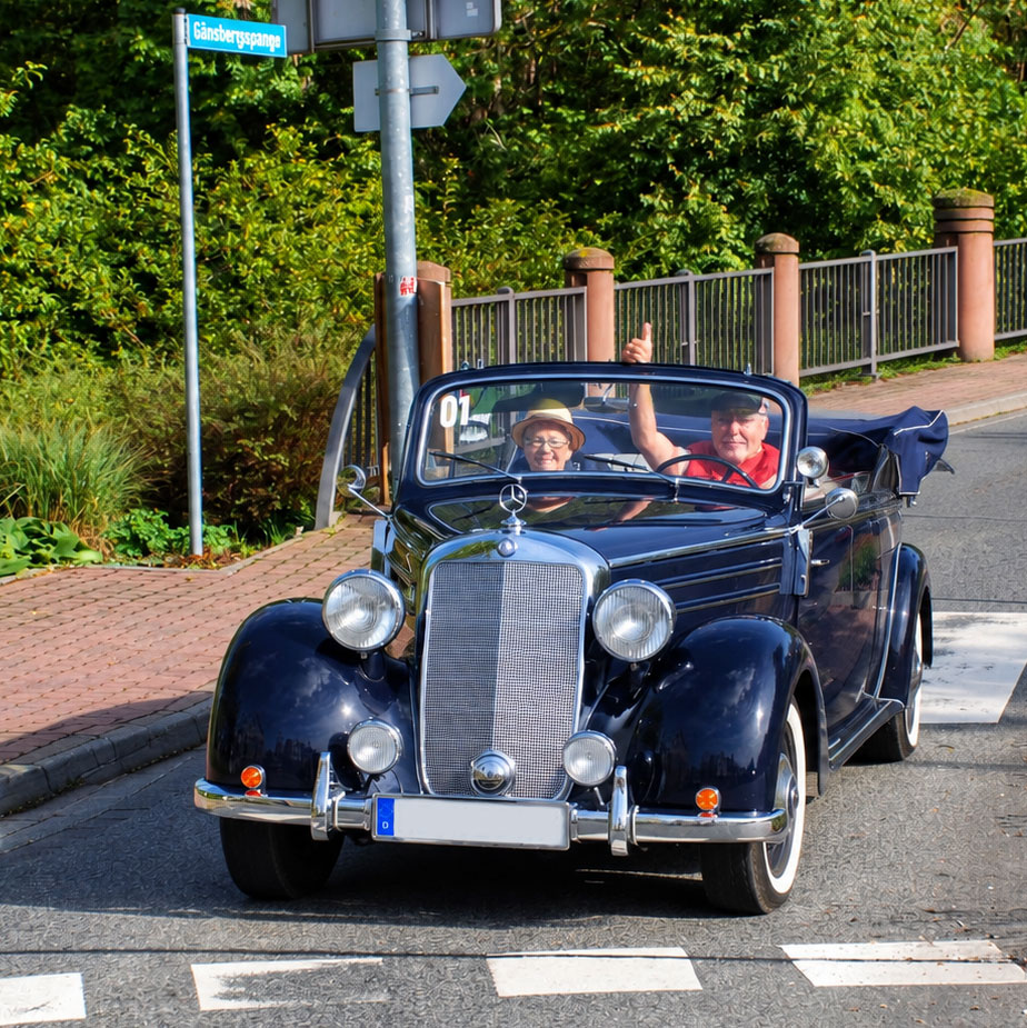 Altes Mercedes Cabrio mit der Startnummer 01. Die Insassen zeigen beide ein "Daumen hoch!"
